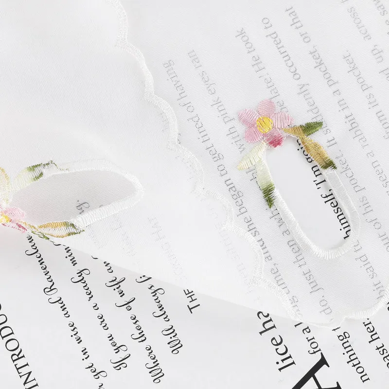 Scheibengardine mit gestickten Blumen und Blättern