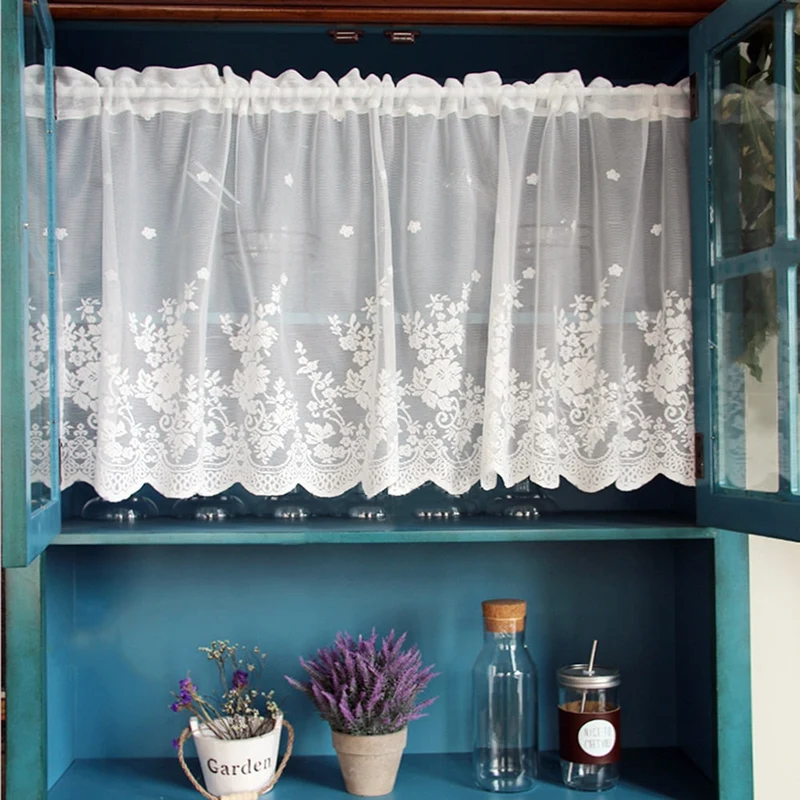 Fein gewebte Gardine mit Blumenmuster