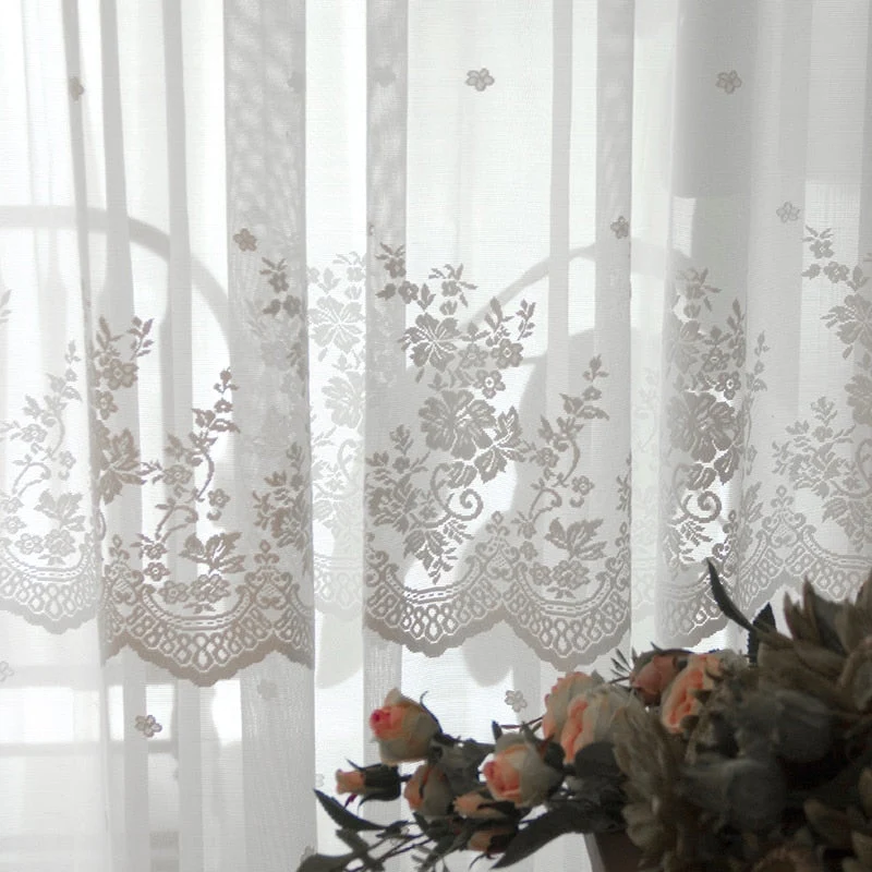Fein gewebte Gardine mit Blumenmuster