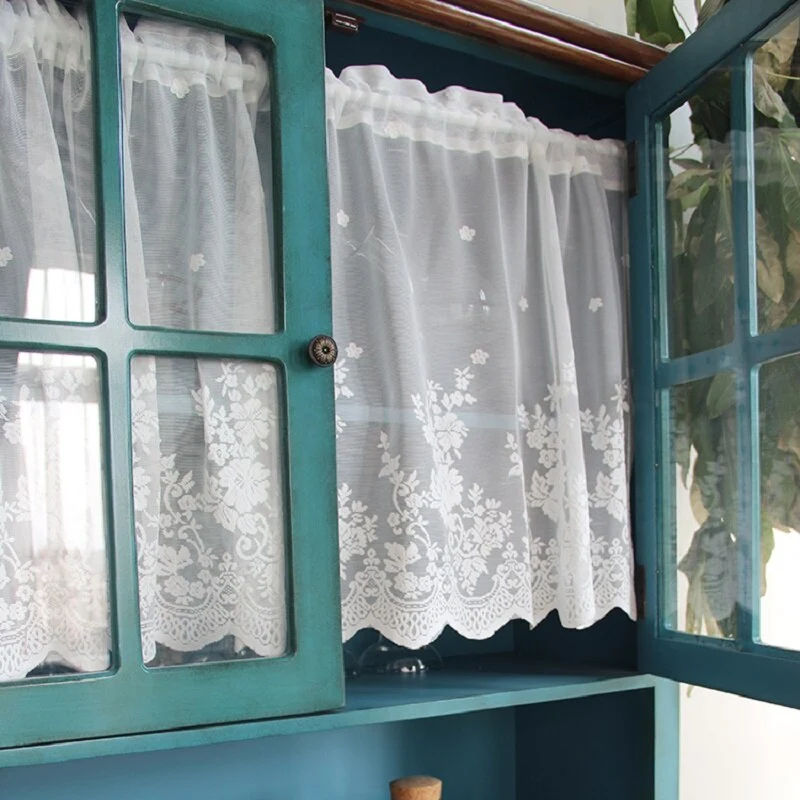 Fein gewebte Gardine mit Blumenmuster