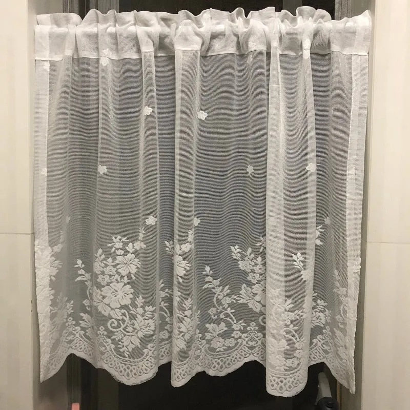 Fein gewebte Gardine mit Blumenmuster