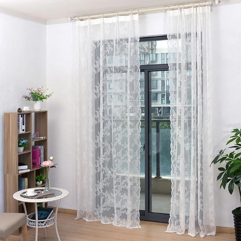 Spitzengardine im Landhausstil mit Blumen