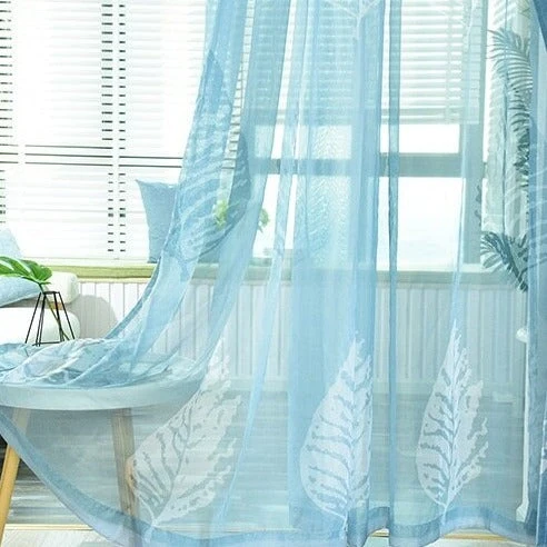 Leichte Gardine mit modernem Farnmuster