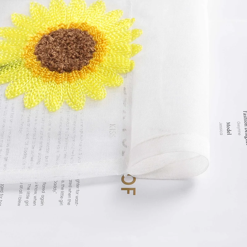 Scheibengardine durch Tunnelzug mit Sonnenblume Stickerei