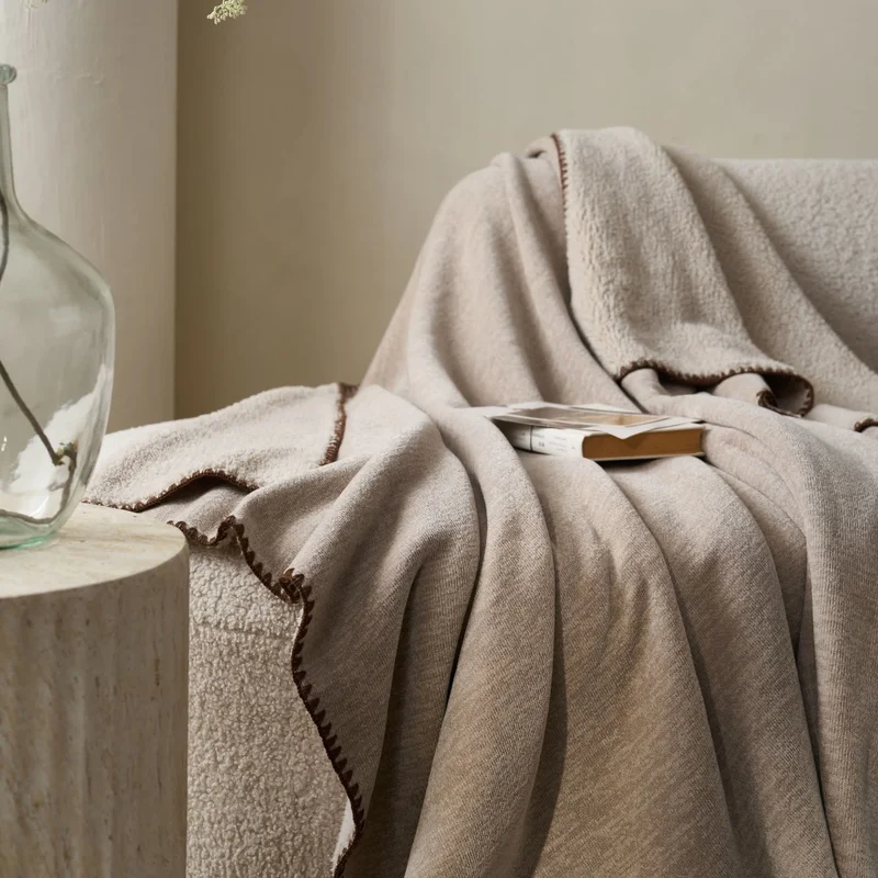 Minimalistische, doppelseitige Sherpa-Fleece-Überwurfdecke