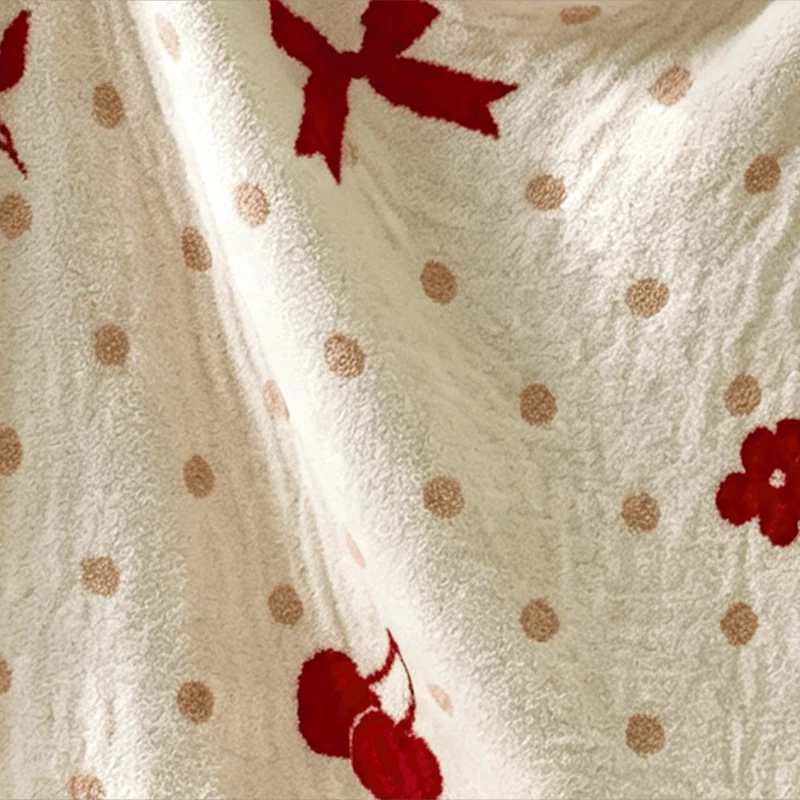 Weiße Schleife & Kirsch-Jacquard-Überwurfdecke