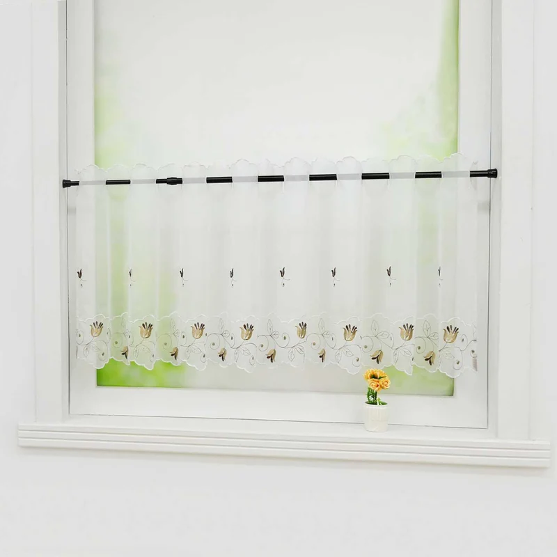 Scheibengardine mit Rosenmuster-Stickerei