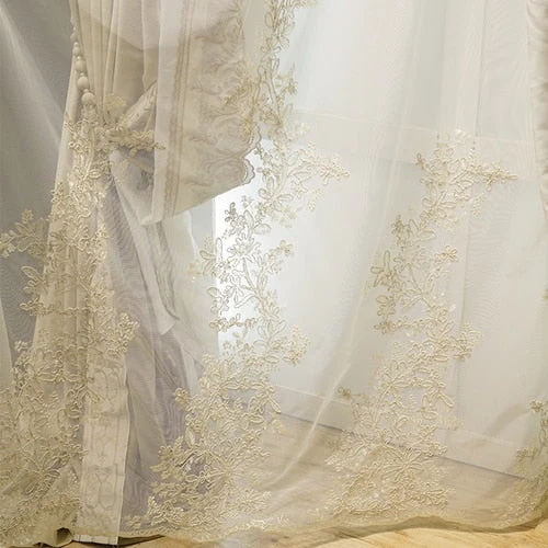 Voile Store mit feiner Blumenstickerei