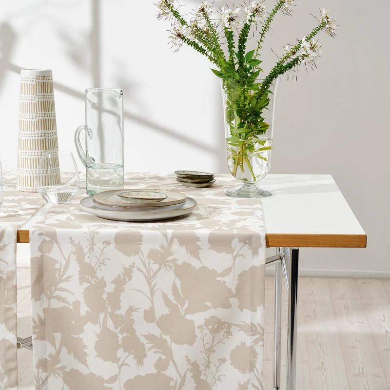 APELT 7002 Tischläufer Sommerblüten als Faux-Uni all-over