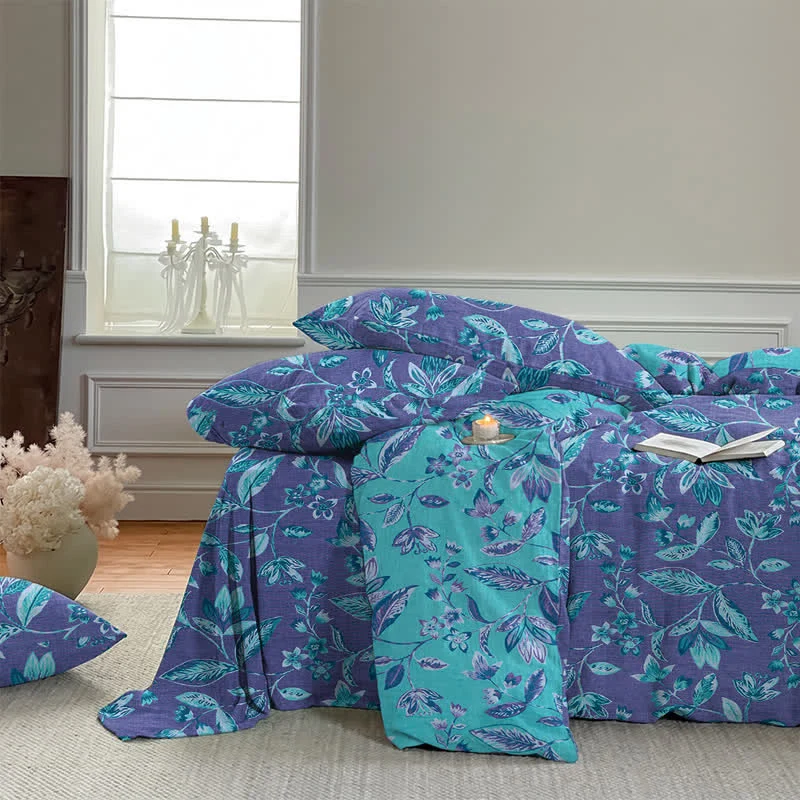 Bettwäsche-Set aus Baumwolle mit blauem und violettem Blattmuster