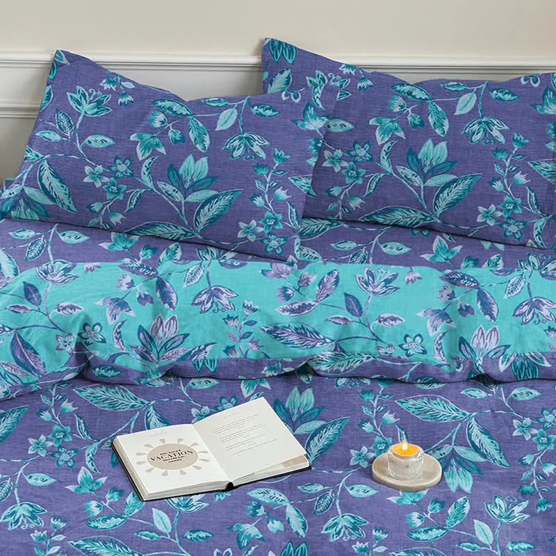 Bettwäsche-Set aus Baumwolle mit blauem und violettem Blattmuster