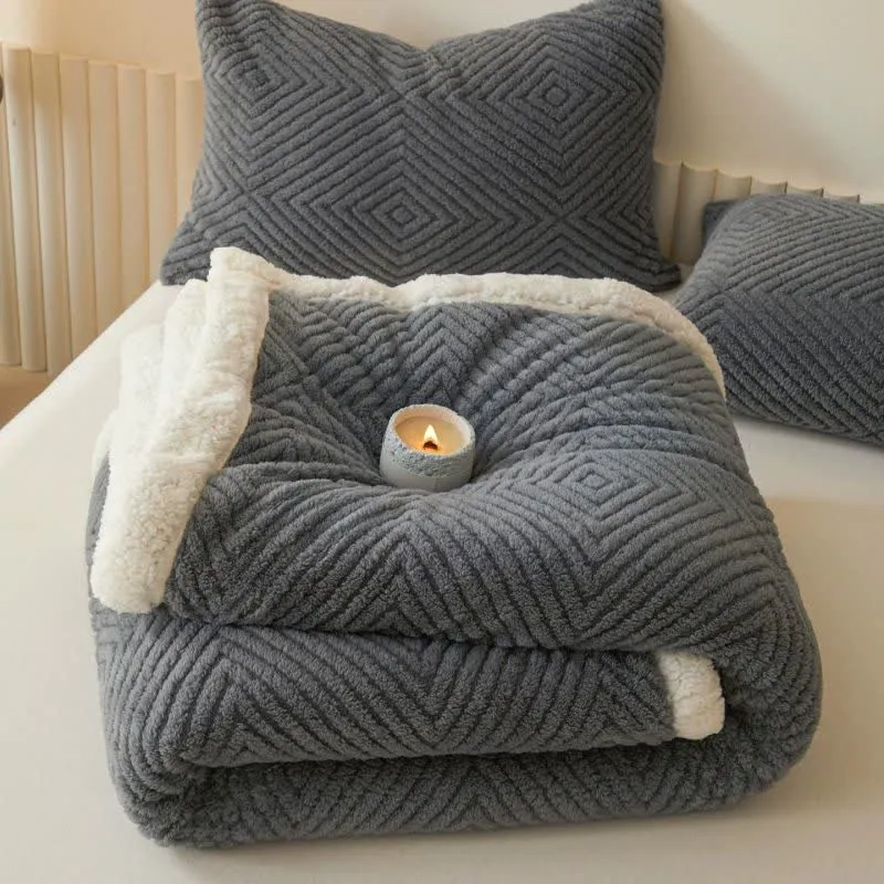 Geometrische Rautenmuster-Korallenfleece-Überwurfdecke