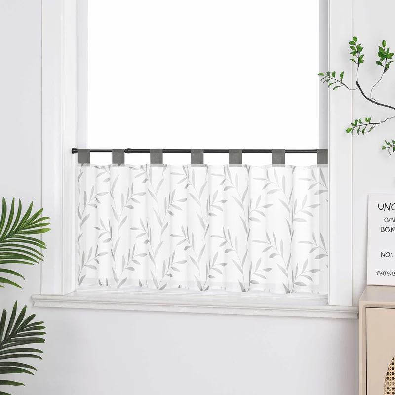 Scheibengardine im Landhausstil mit Blättermuster