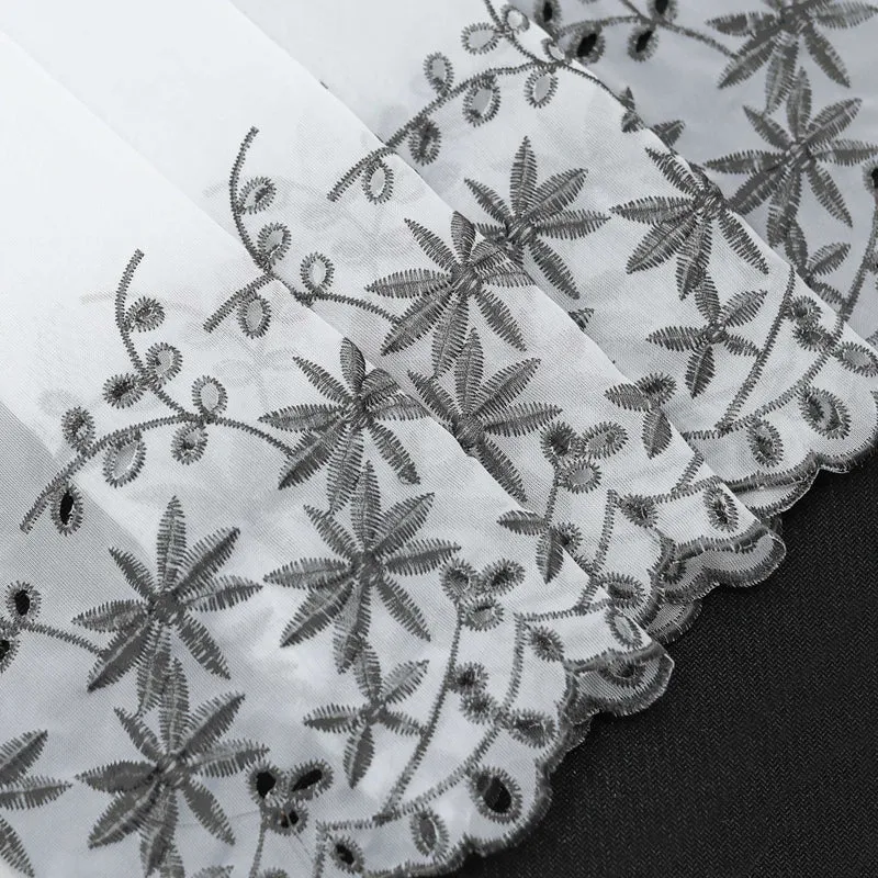 Scheibengardine mit Ahornblatt-Design