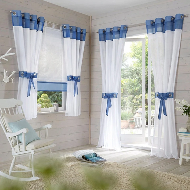 Gardine mit Kontrastblende im maritimen Stil