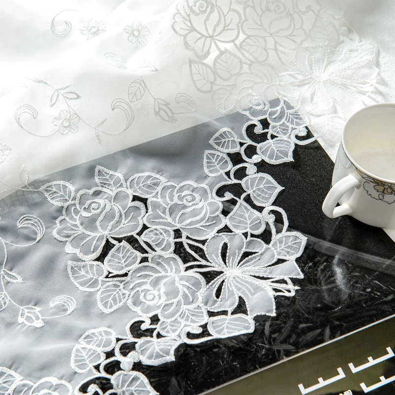 Scheibengardine mit filigranen Blumendesigns und Stangendurchzug