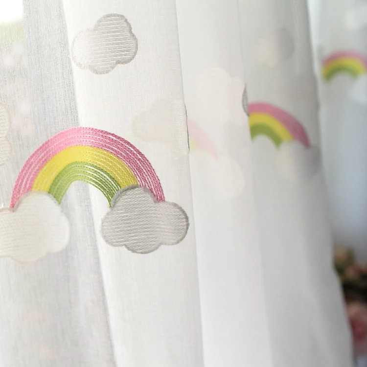 Bestickte Kindergardine mit Regenbogen-Motiv