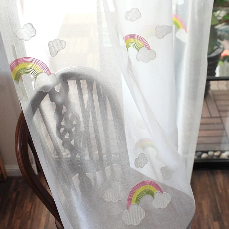 Bestickte Kindergardine mit Regenbogen-Motiv
