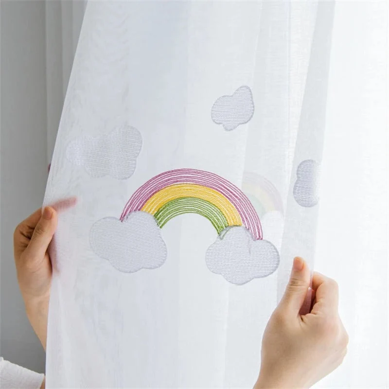 Bestickte Kindergardine mit Regenbogen-Motiv