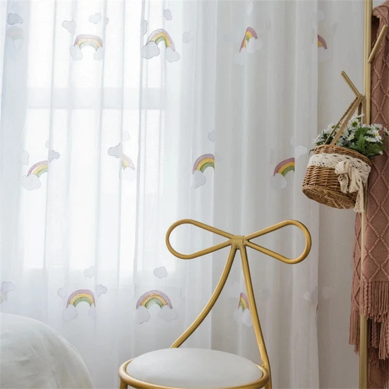 Bestickte Kindergardine mit Regenbogen-Motiv