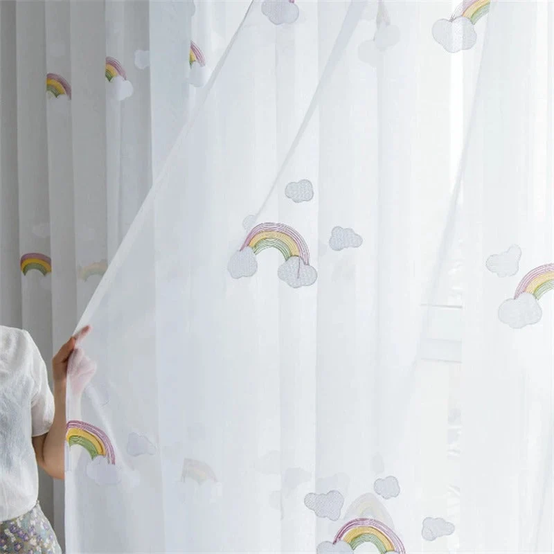 Bestickte Kindergardine mit Regenbogen-Motiv