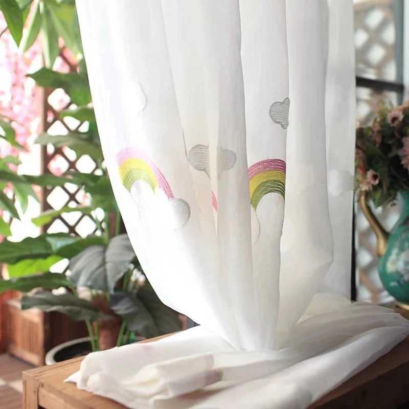 Bestickte Kindergardine mit Regenbogen-Motiv