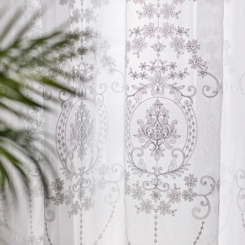 Klassische Gardine mit eleganter Barock-Stickerei
