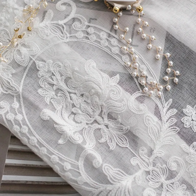 Klassische Gardine mit eleganter Barock-Stickerei