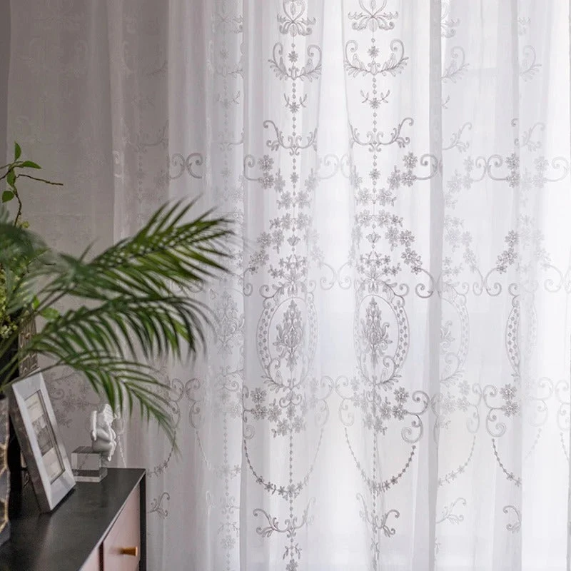 Klassische Gardine mit eleganter Barock-Stickerei