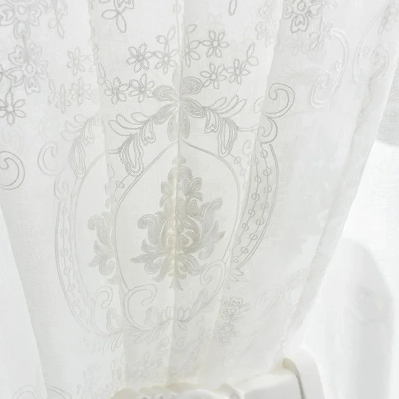 Klassische Gardine mit eleganter Barock-Stickerei