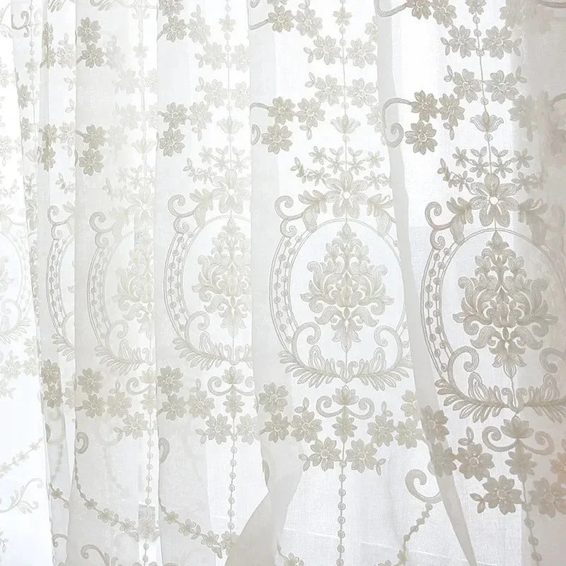 Klassische Gardine mit eleganter Barock-Stickerei