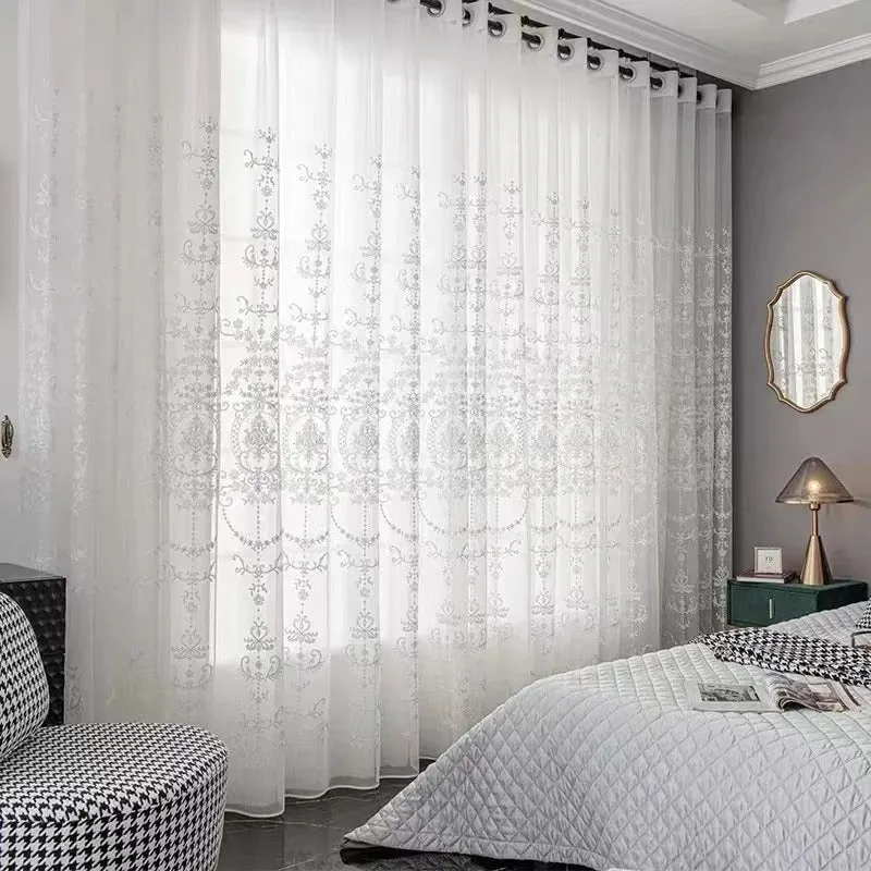 Klassische Gardine mit eleganter Barock-Stickerei