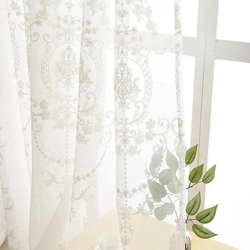 Klassische Gardine mit eleganter Barock-Stickerei