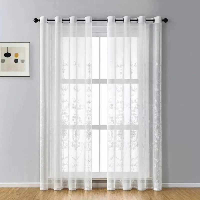 Klassische Gardine mit eleganter Barock-Stickerei