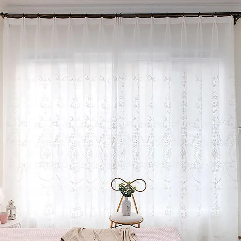 Klassische Gardine mit eleganter Barock-Stickerei