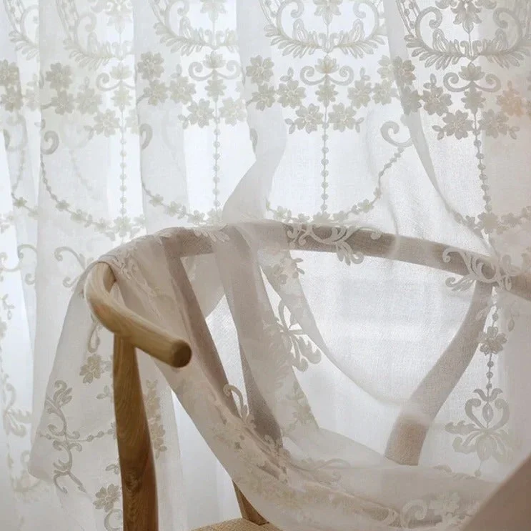 Klassische Gardine mit eleganter Barock-Stickerei