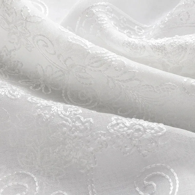 Klassische Gardine mit eleganter Barock-Stickerei