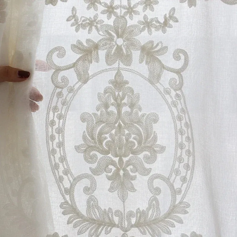 Klassische Gardine mit eleganter Barock-Stickerei