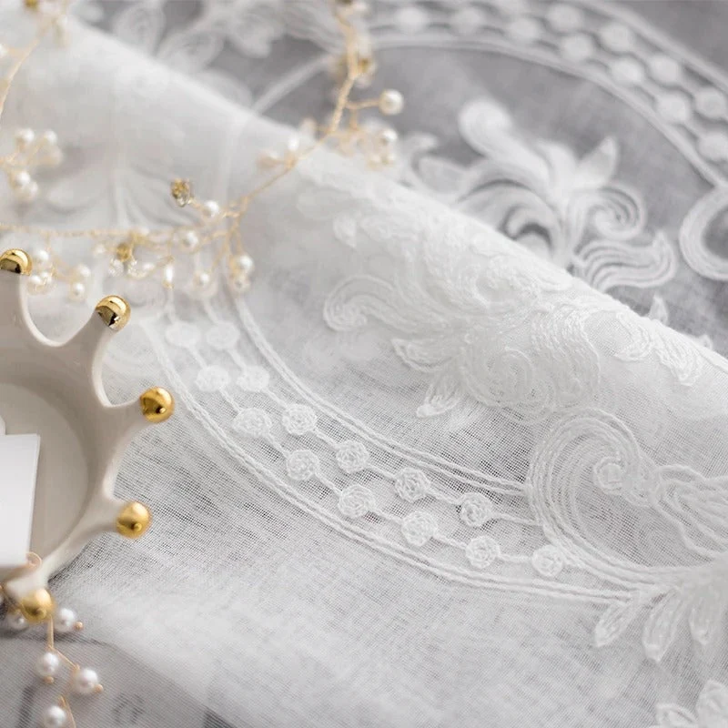 Klassische Gardine mit eleganter Barock-Stickerei