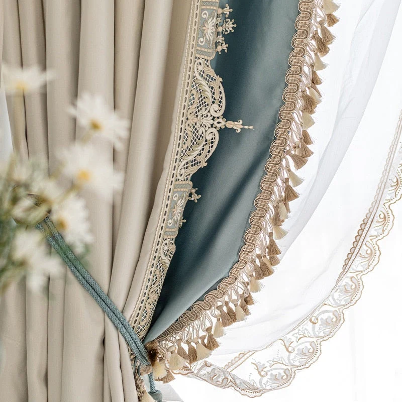 Eleganter Verdunkelungsvorhang mit dekorativer Bordüre