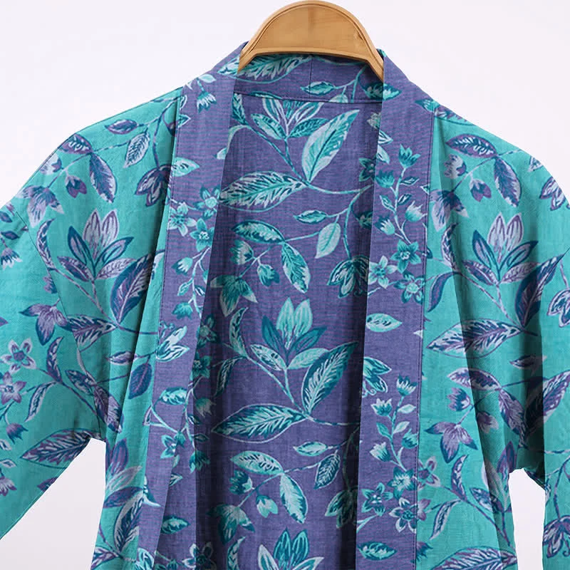 Kimono-Bademantel aus blauer und violetter Blattbaumwolle