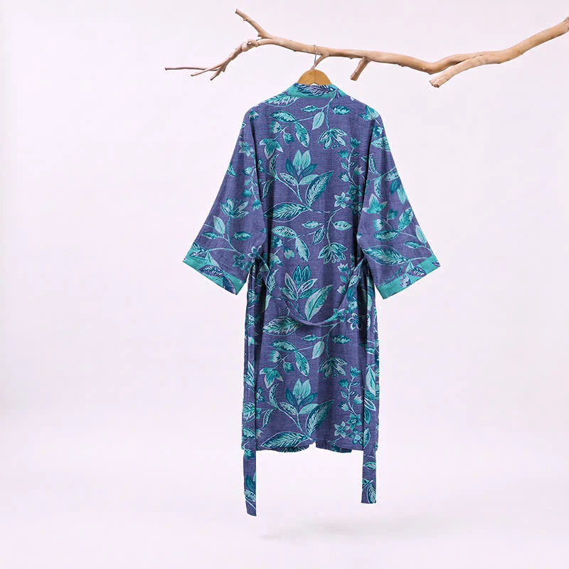 Kimono-Bademantel aus blauer und violetter Blattbaumwolle