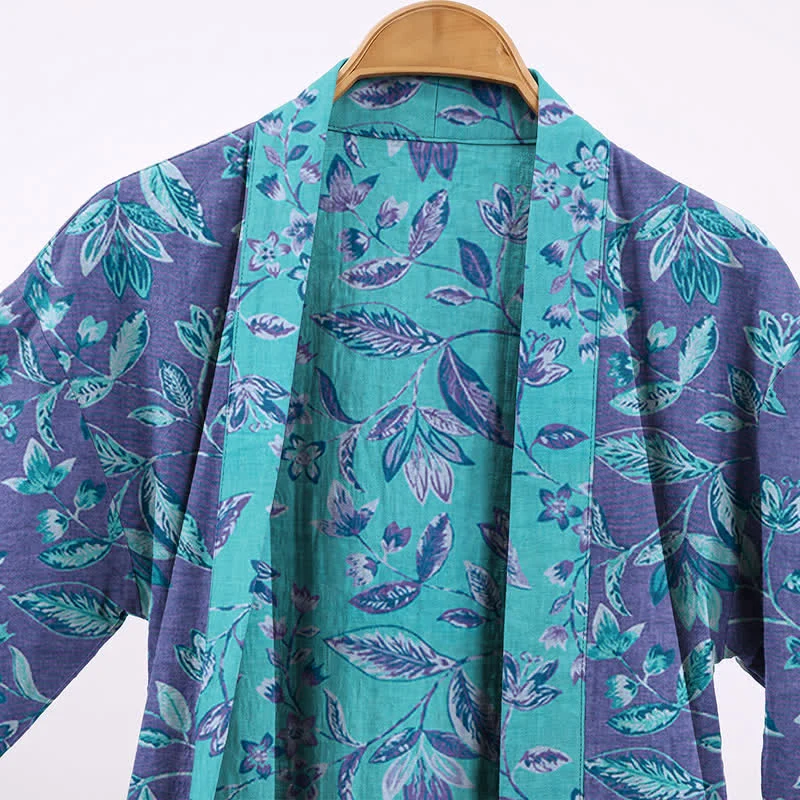 Kimono-Bademantel aus blauer und violetter Blattbaumwolle