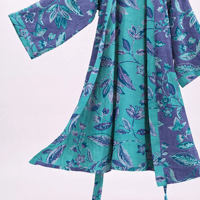Kimono-Bademantel aus blauer und violetter Blattbaumwolle