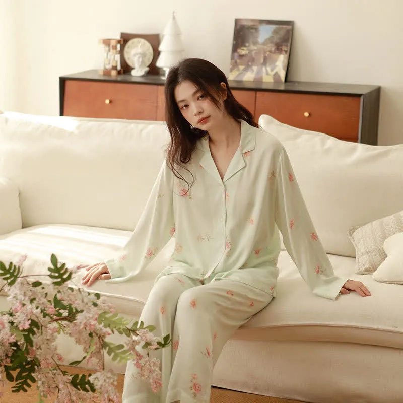 Frisches grünes Pyjama-Set mit Blumenmuster