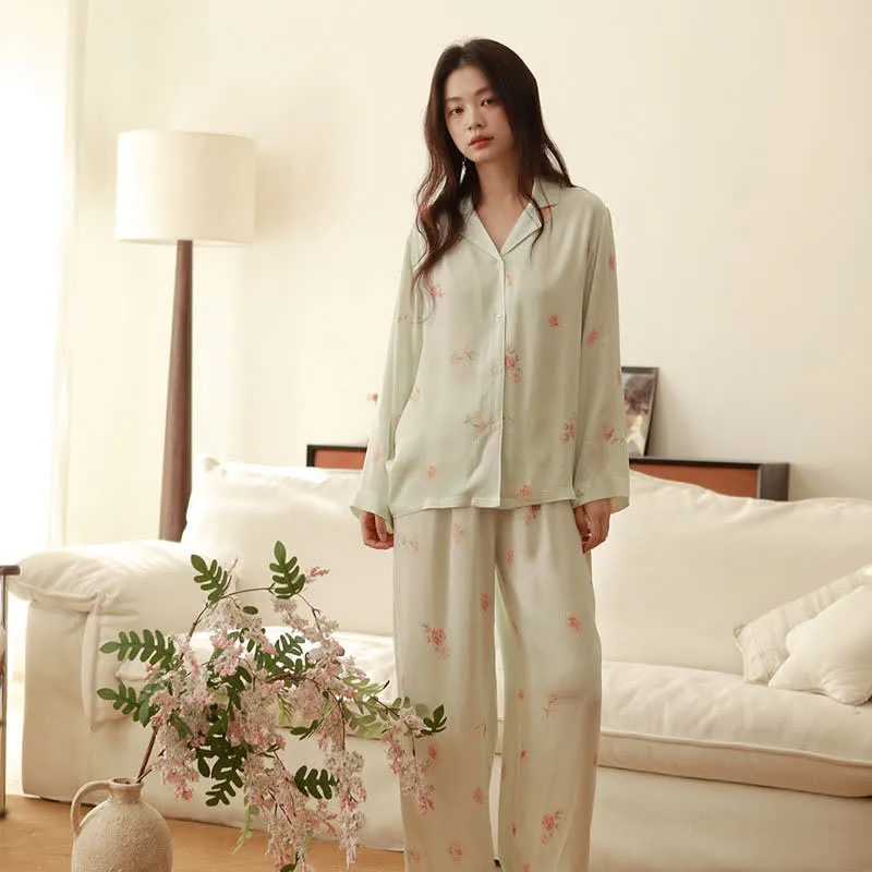 Frisches grünes Pyjama-Set mit Blumenmuster