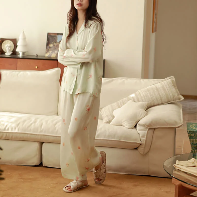 Frisches grünes Pyjama-Set mit Blumenmuster