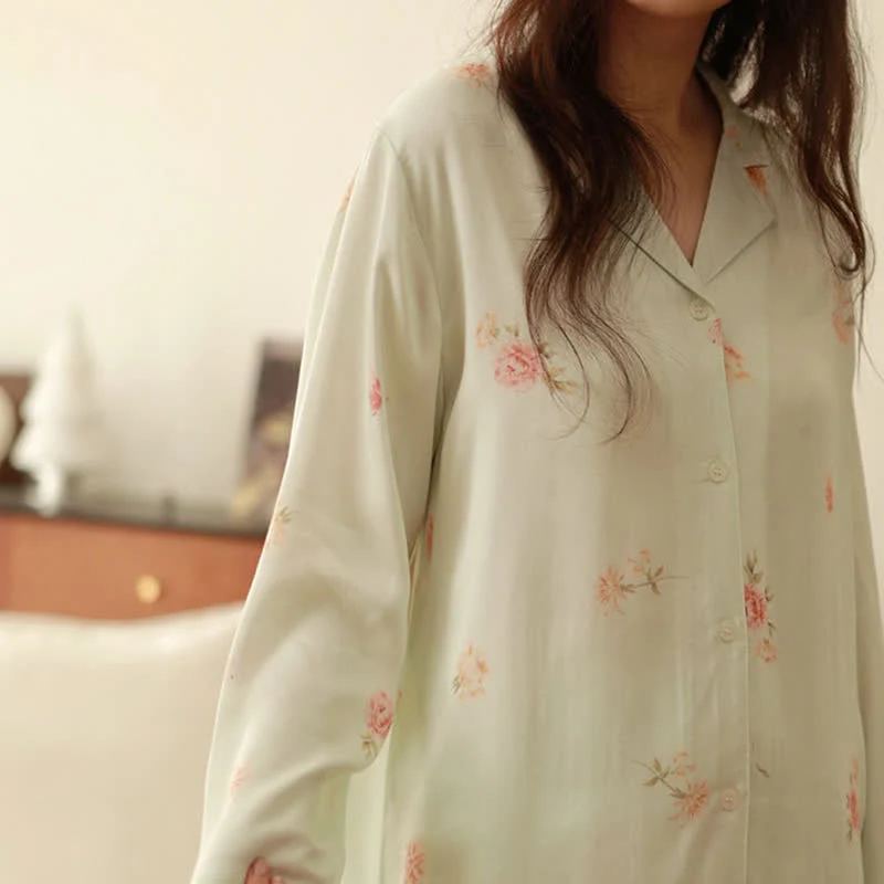 Frisches grünes Pyjama-Set mit Blumenmuster