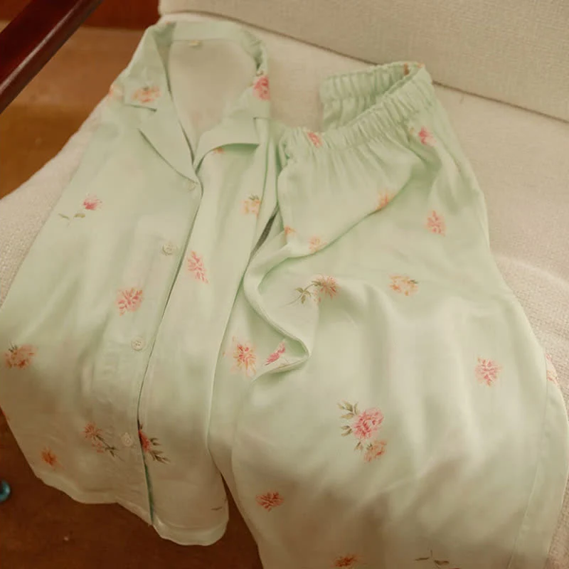 Frisches grünes Pyjama-Set mit Blumenmuster