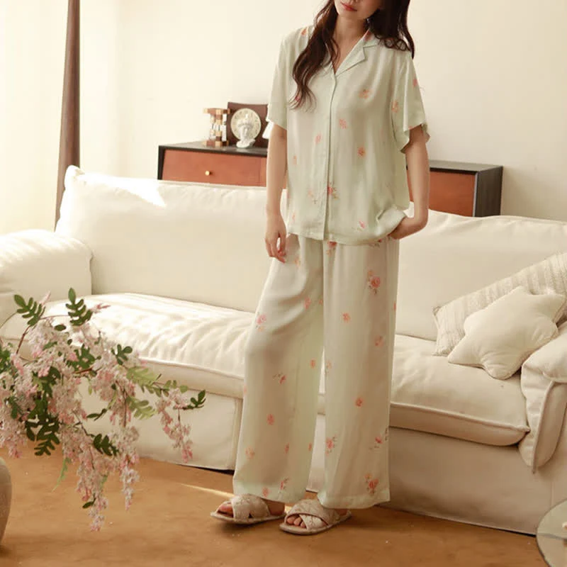 Frisches grünes Pyjama-Set mit Blumenmuster